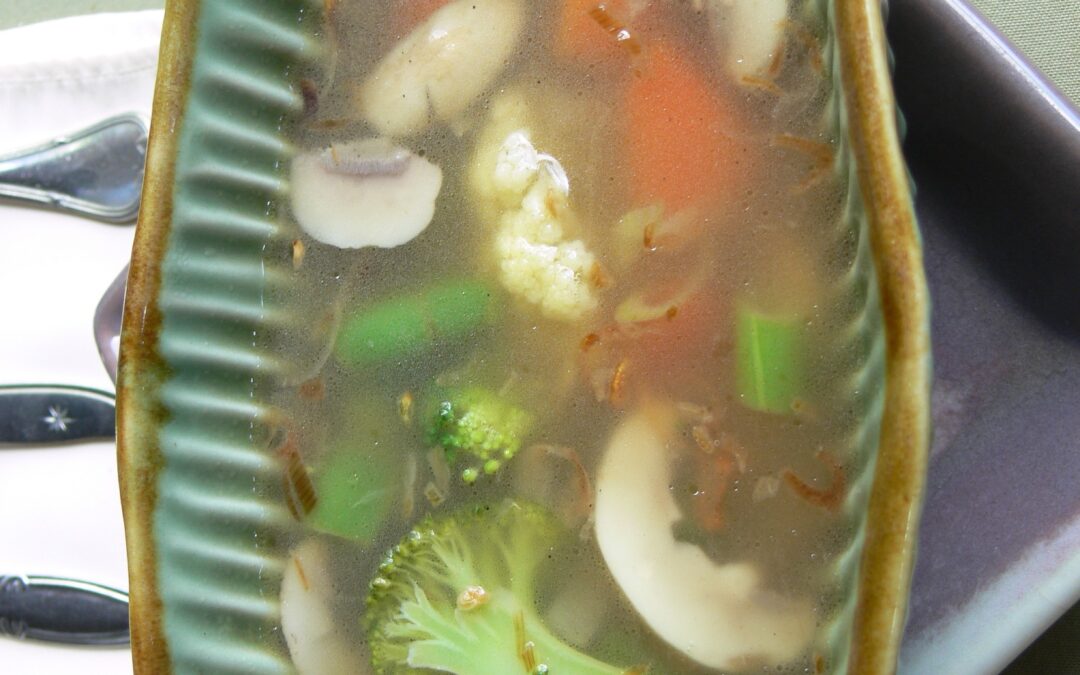 Kuah Wong Sup Jamur – balinesische klare Pilz-Gemüsesuppe