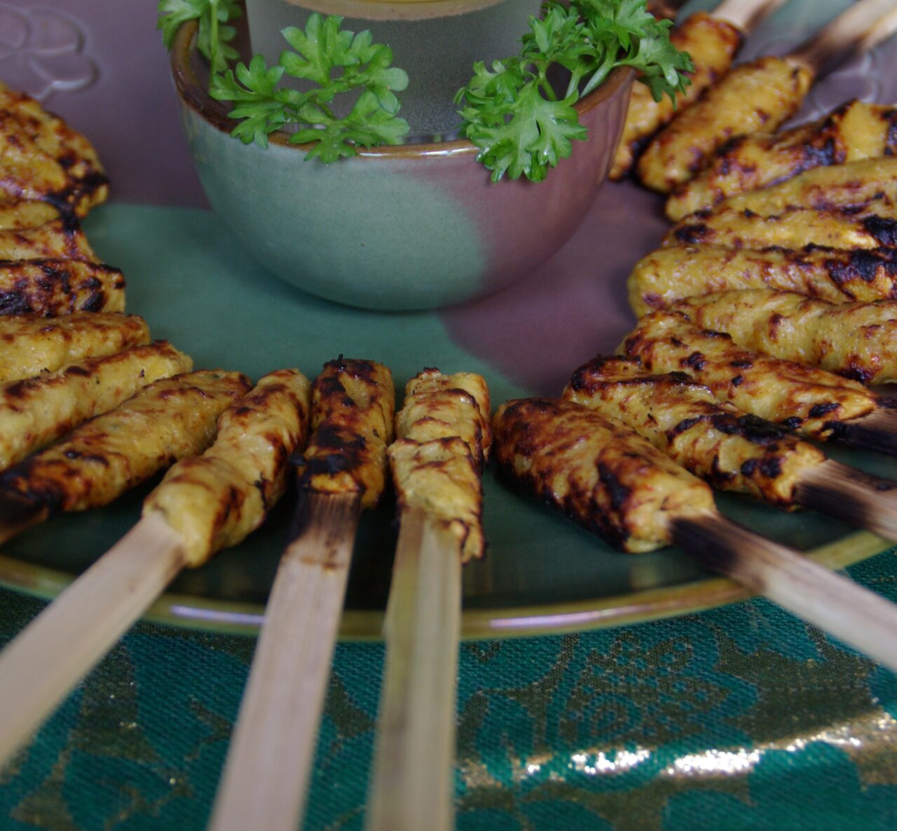Sate Lilit Ayam - Indonesische gegrillte Hähnchen-Sticks mit Erdnuss ...