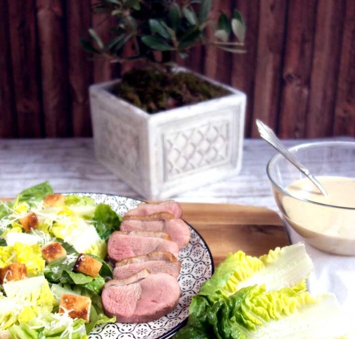 Der Klassiker mal neu – Caesar Salad mit gebratener Entenbrust und Knoblauch-Croûtons