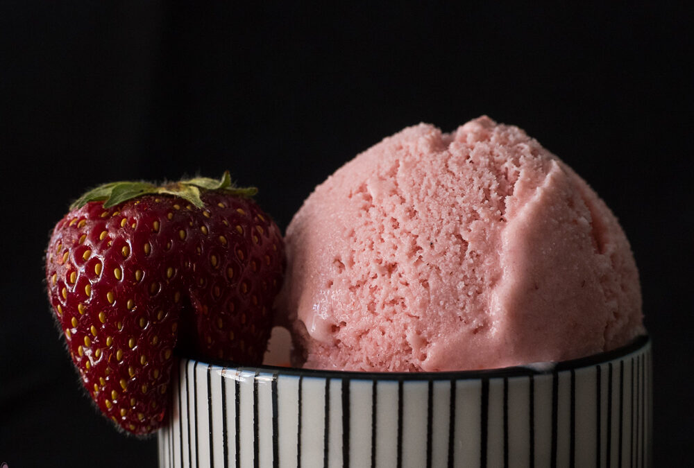 Sommerfreuden pur – cremiges Erdbeer-Kokos-Eis