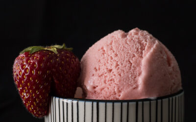 Sommerfreuden pur – cremiges Erdbeer-Kokos-Eis